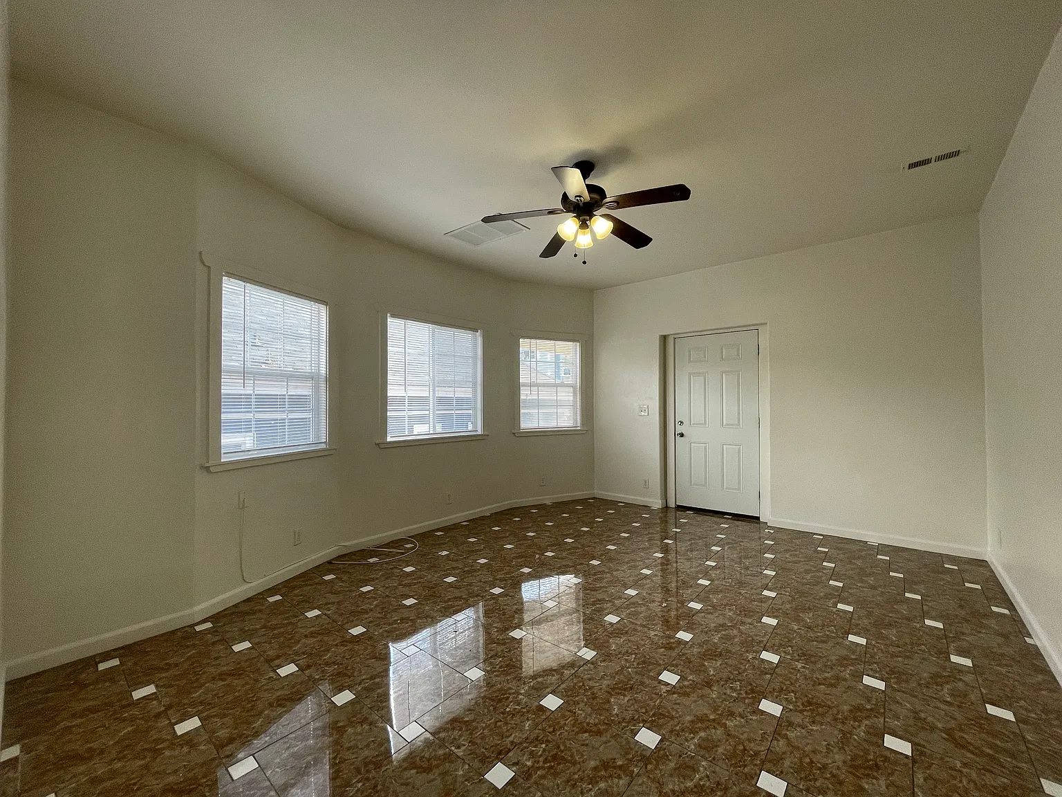 682 W Macarthur Blvd — Photo 3