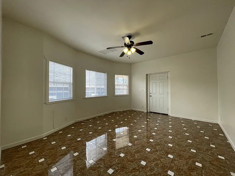 682 W Macarthur Blvd — Photo 3