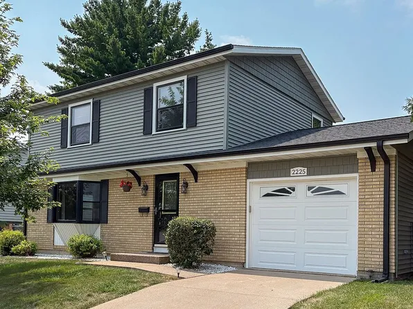 2225 Saint John Dr, Dubuque, IA 52002