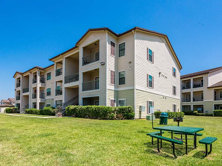 Plantation Apartments — Photo 36