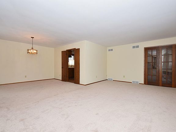4th image of 2122 Edgewood Dr