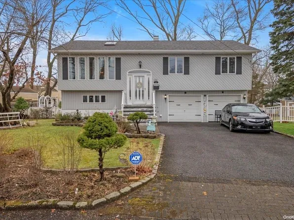 27 Hemlock Avenue, Deer Park, NY 11729