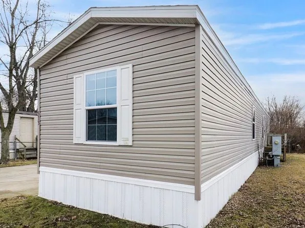 513 Highland Dr, Bloomington, IL 61704