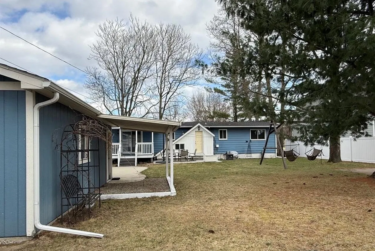 3 bed, 1040 sqft, $2,150 — Photo 2