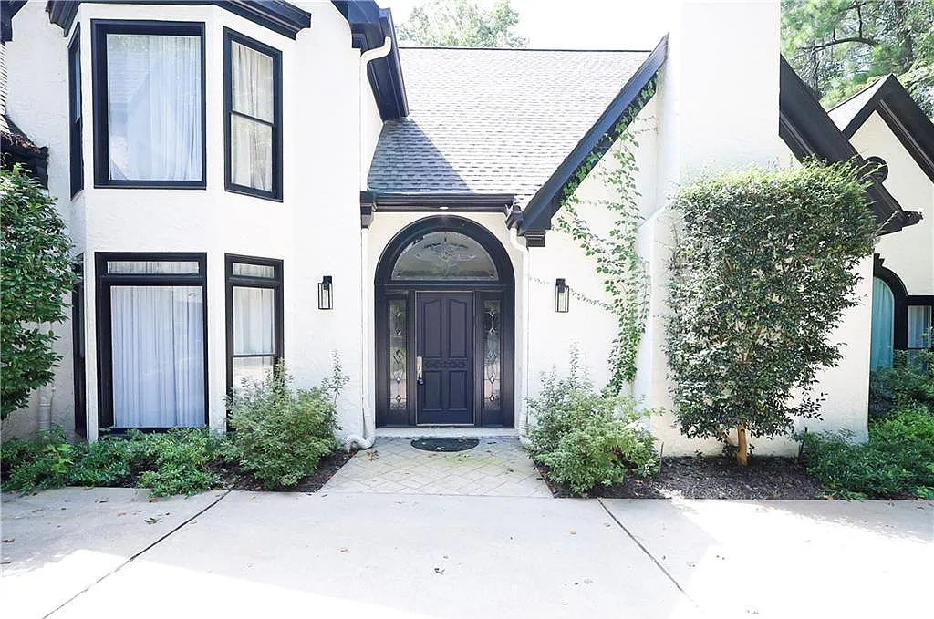 6 bed, 4.5 bath, 7100 sqft, $11,900 — Photo 4