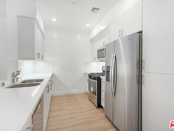 4th image of 1832 S Barrington Ave #302