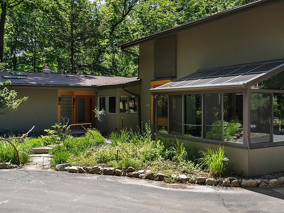 2nd image of 2818 Parkridge Dr