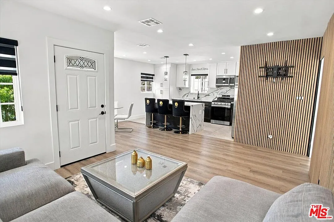 4 bed, 2.0 bath, 1334 sqft, $5,350 — Photo 4