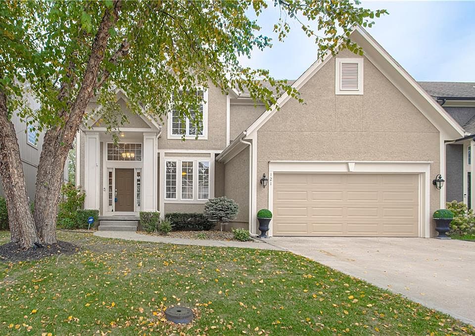1st image of 121 NE Hidden Meadow Ln