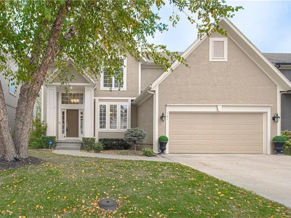 121 NE Hidden Meadow Ln, Lees Summit, MO 64064