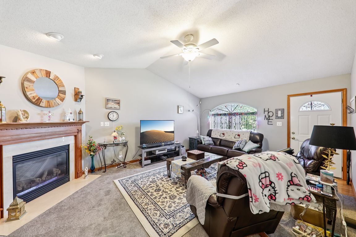 2266 Calgary Dr-S2407-008.jpg