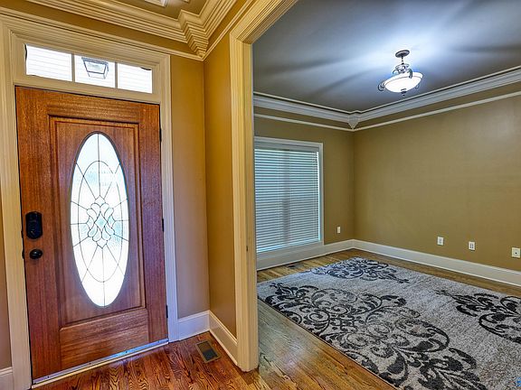 5th image of 121 Rainbow Glen Cir