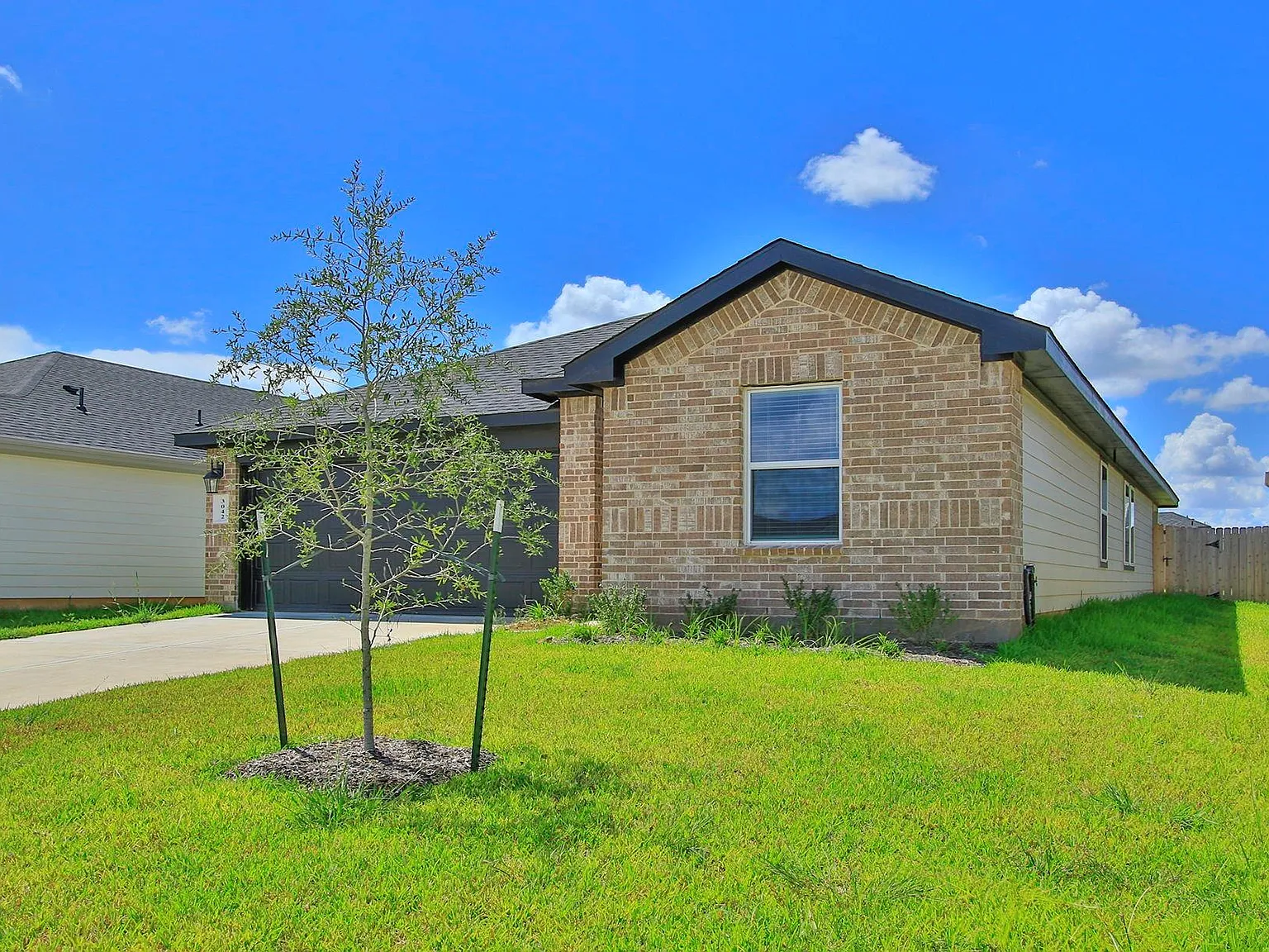 3 bed, 2.0 bath, 1590 sqft, $2,050 — Photo 4