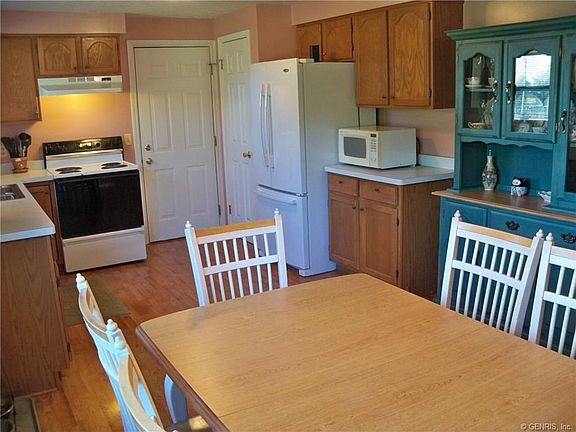 4th image of 65 Chiswick Dr