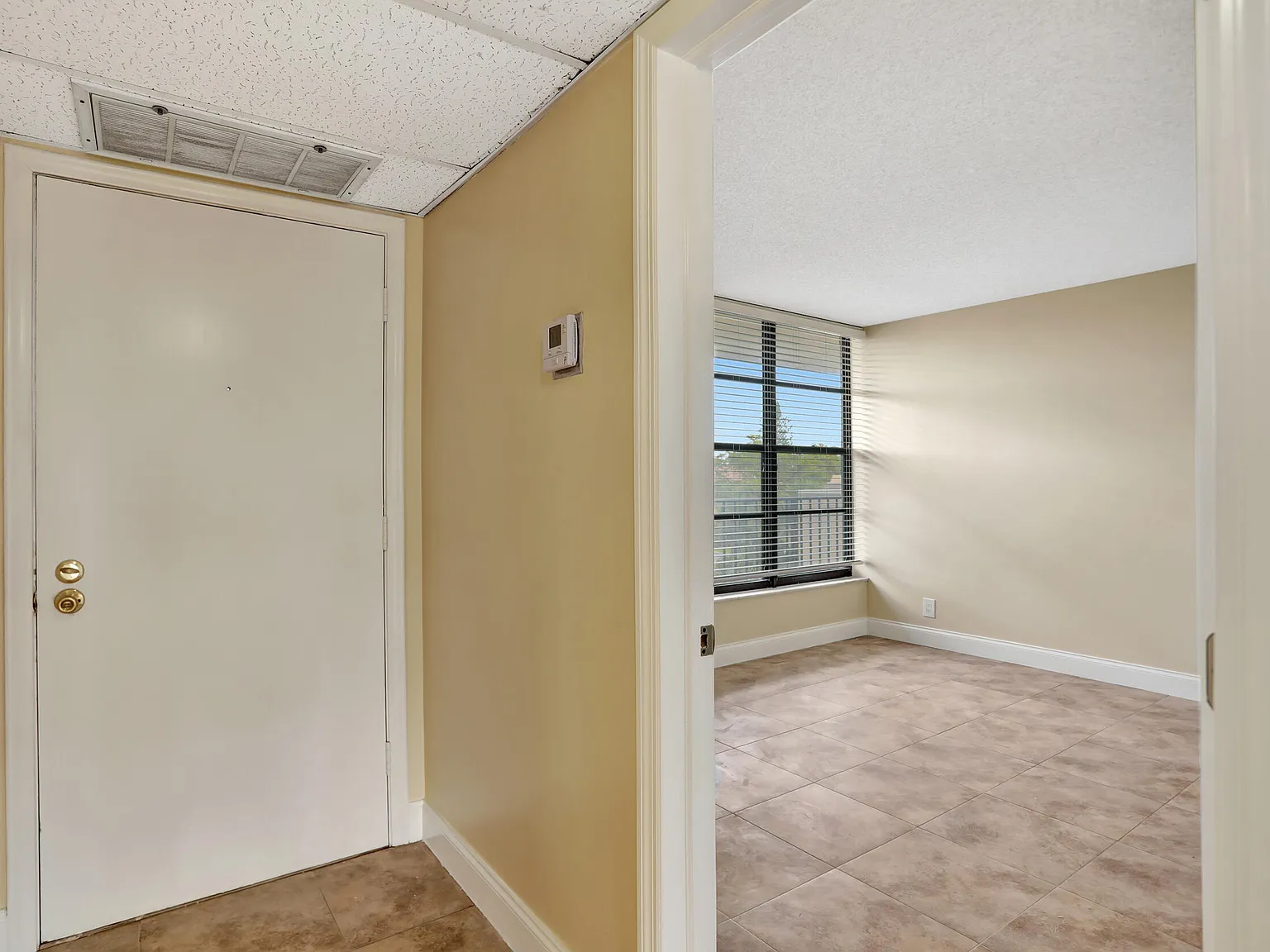 2 bed, 1.0 bath, 1010 sqft, $2,350 — Photo 3