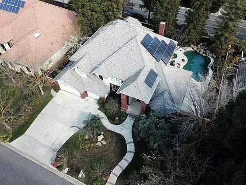 4 bed, 3.5 bath, 4065 sqft, $3,990 — Photo 4