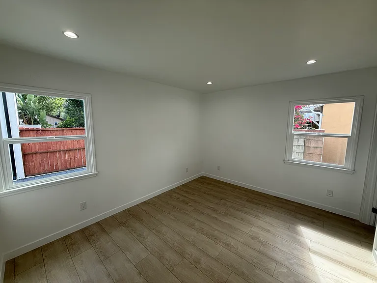 16918 Bassett St — Photo 14