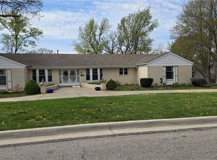 502 Hillcrest Rd E, Shawnee, KS 66217