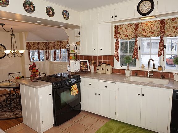 spacious eat in kitchen