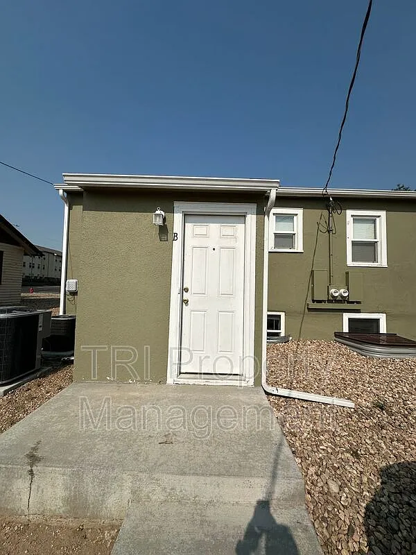 2 bed, 1.0 bath, $1,050 — Photo 2