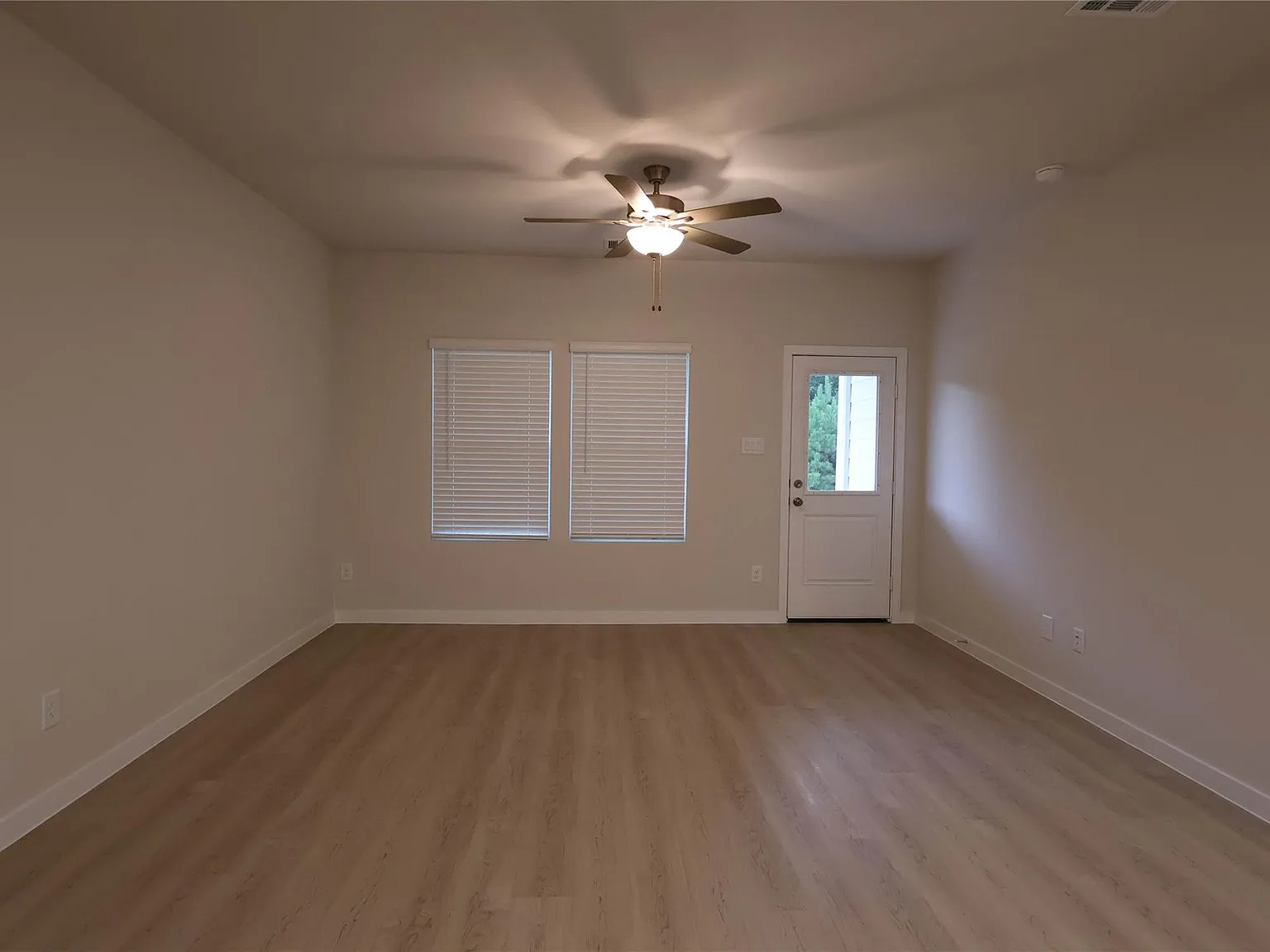4 bed, 2.5 bath, 2003 sqft, $2,350 — Photo 3
