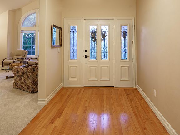 4th image of 912 Mountain View Dr