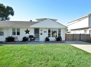 9042 S Main St, Hometown, IL 60456