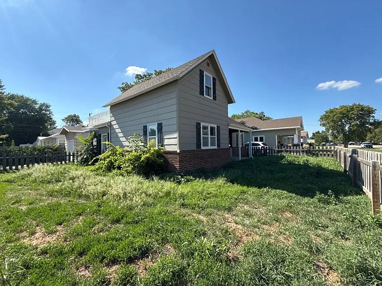 2202 D Ave — Photo 2