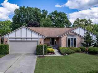 457 Lake Forest Rd, Rochester Hills, MI 48309
