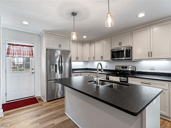 5th image of 202 E Paradise St