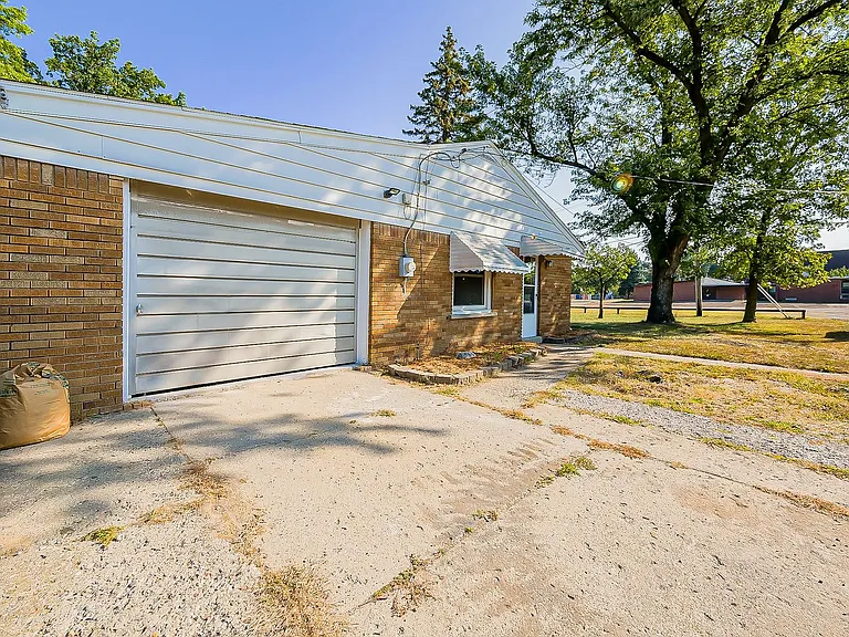 20862 Kenwood St — Photo 28