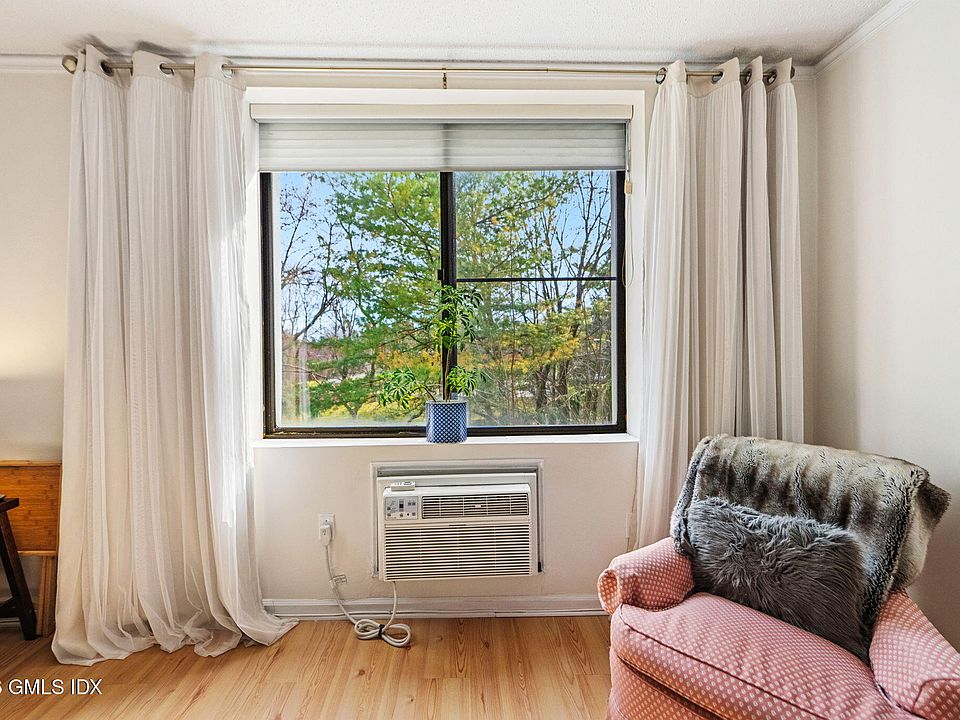 1st image of 1535 E Putnam Ave APT 307