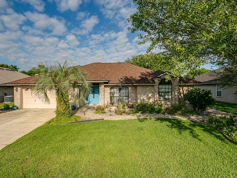 4430 Autumn River Rd E — Photo 2