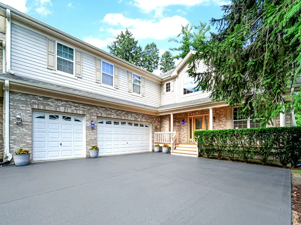 361 S Quentin Rd, Palatine, IL 60067