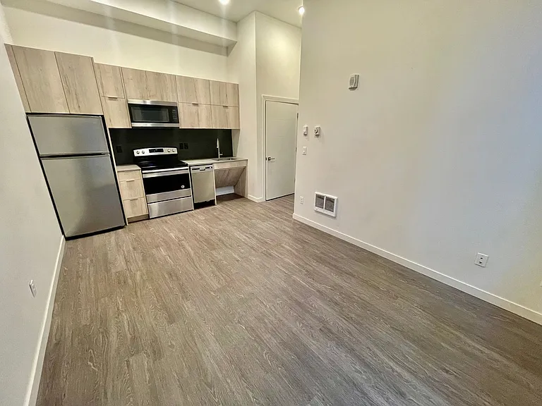 1525 N Webster St — Photo 2