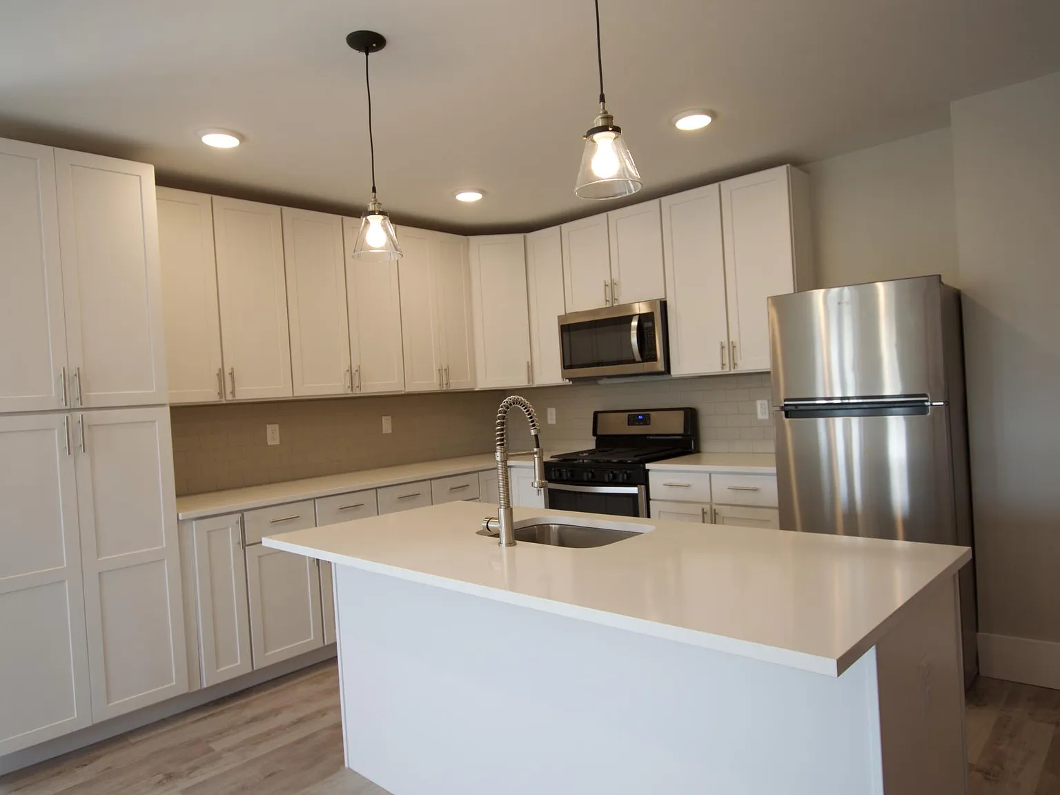 1 bed, 1.5 bath, 1000 sqft, $1,650 — Photo 2
