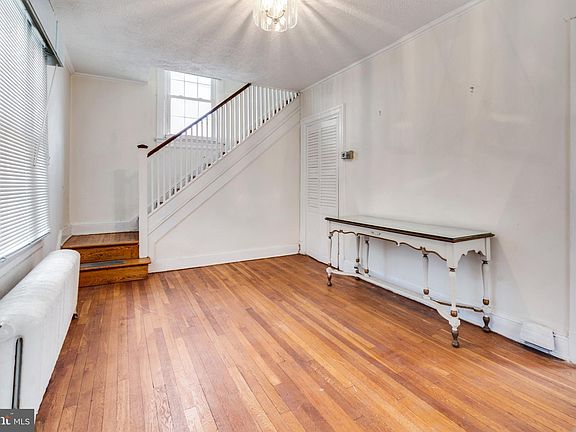 2nd image of 3133 Newton St NE