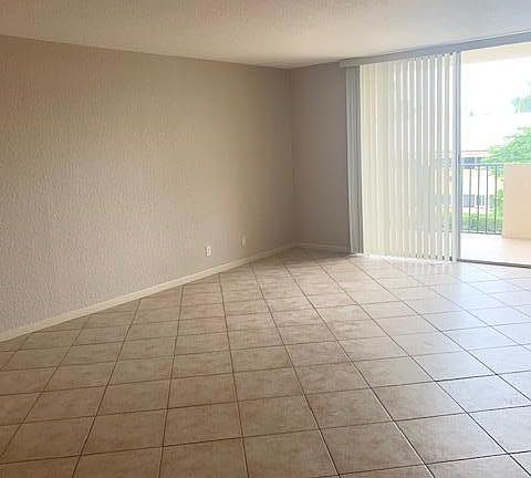 3rd image of 1000 Spanish River Rd APT 3B