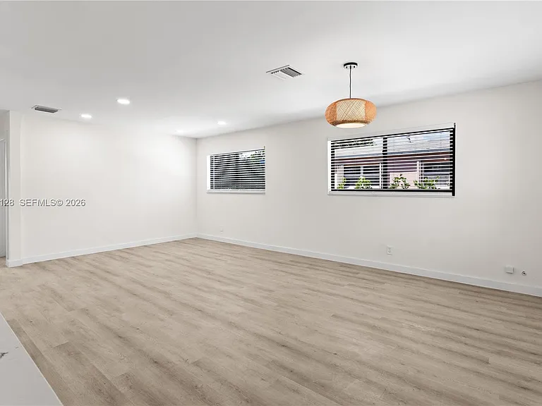 328 SW 11th Ave — Photo 6