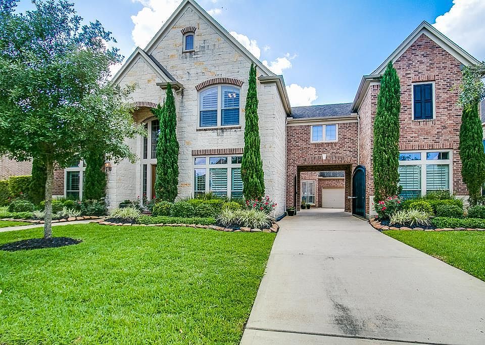 This stately, elegant 5/4/3 home with handsome stone and brick elevation with mature landscaping is located on a gorgeous waterfront lot. This home has fabulous curb appeal and an impressive front facade with a gated motor court.
