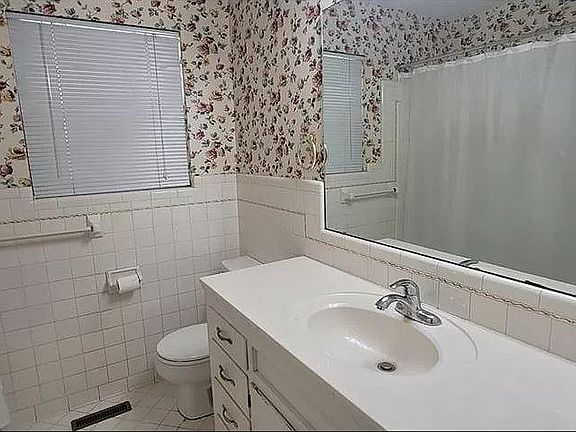 3rd image of 1615 Oakwood Dr