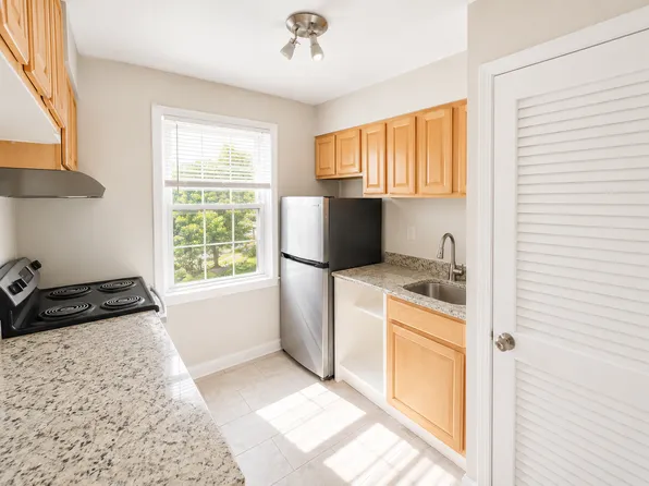 2017 37th St SE APT 301, Washington, DC 20020