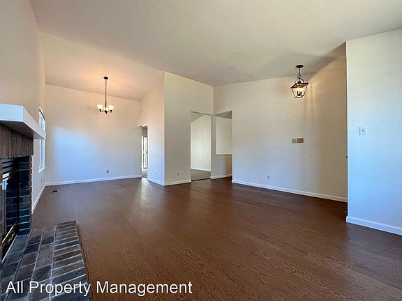 4th image of 71 Bayport Ct