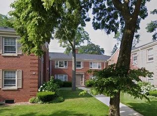 524 E Henry Clay St APT 1, Whitefish Bay, WI 53217