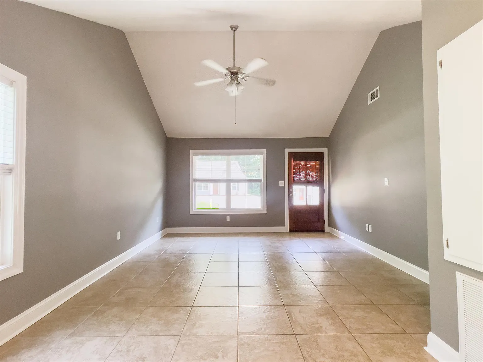 1617 Oxford Place — Photo 3