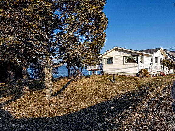 3rd image of 1569 Cow Bay Rd