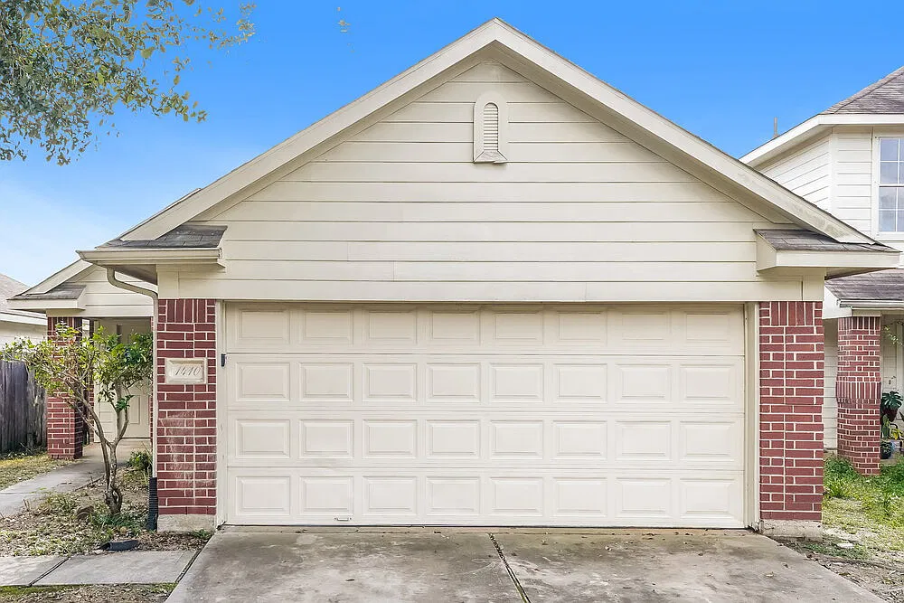 3 bed, 2.0 bath, 1375 sqft, $1,675 — Photo 1