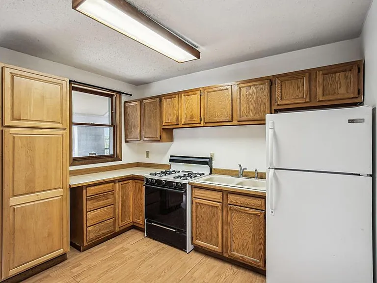 1402 Thomas Ave W #1 — Photo 5