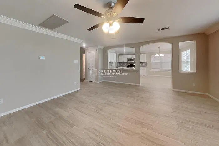3 bed, 2.5 bath, 2455 sqft, $2,300 — Photo 4