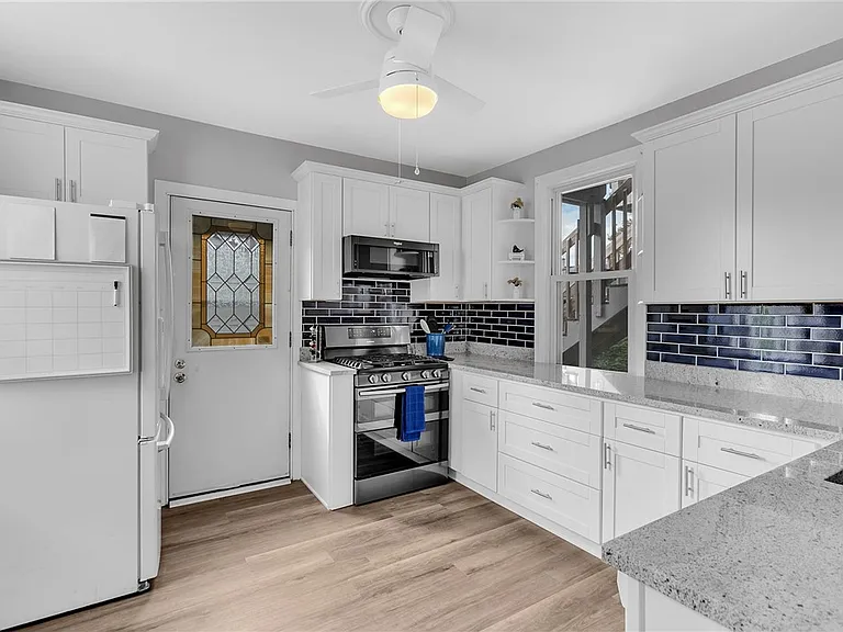 713 Clinton Pl — Photo 11